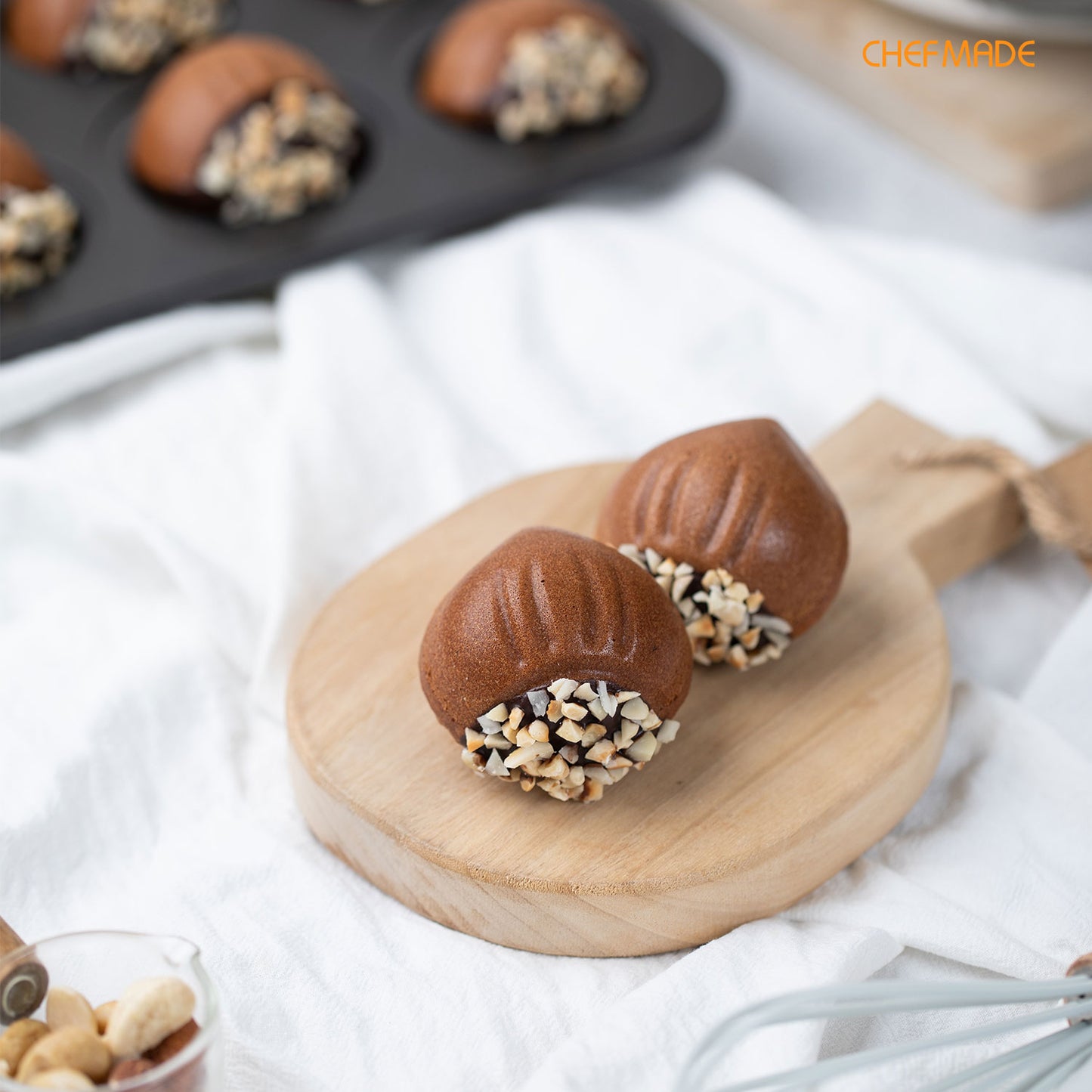 Chestnut-Shaped Cake 12 Well (Black)