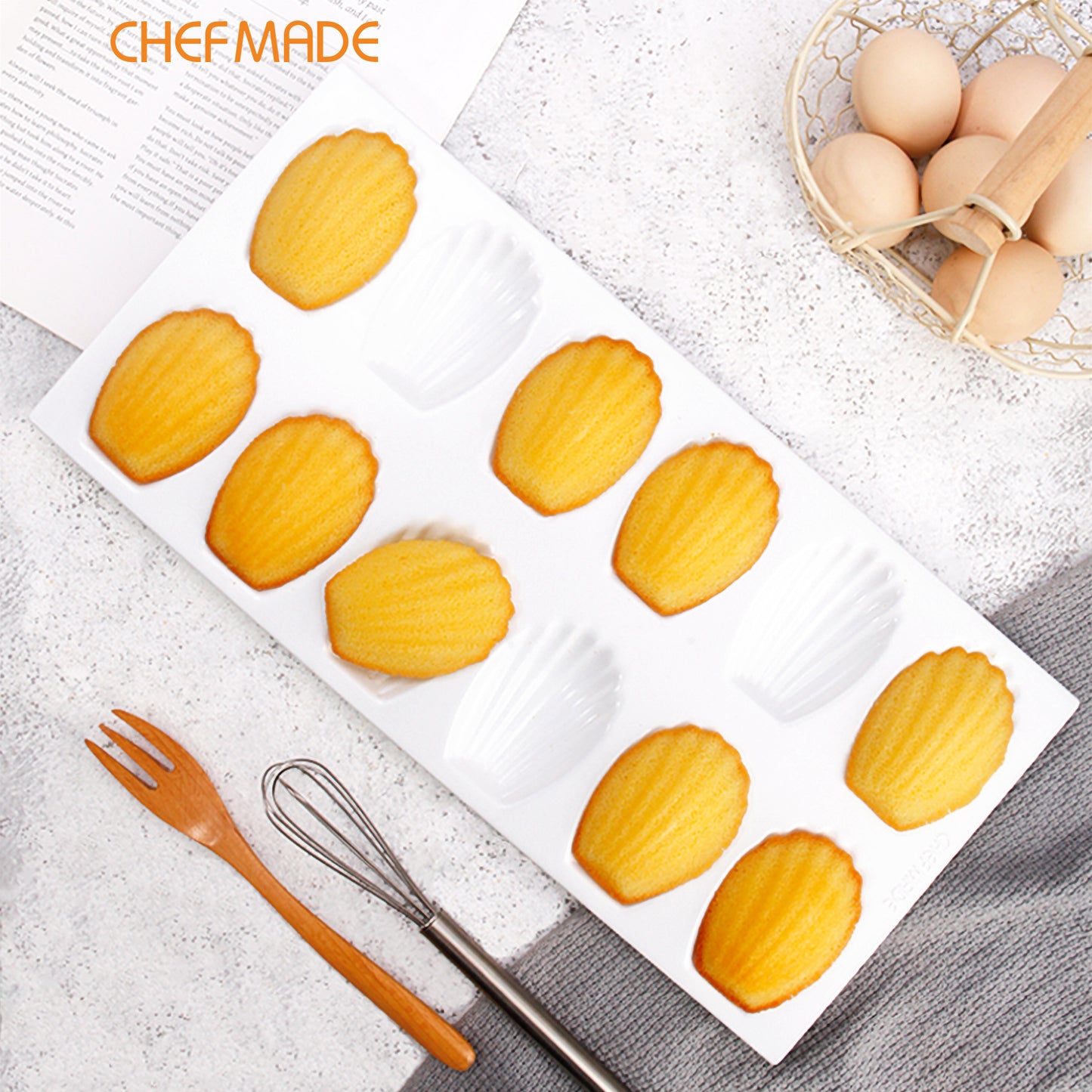 Madeline Cake Pan Oval Shell 12 Well（White）