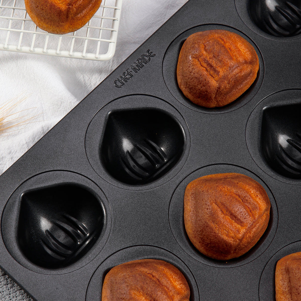 Chestnut-Shaped Cake 12 Well (Black)