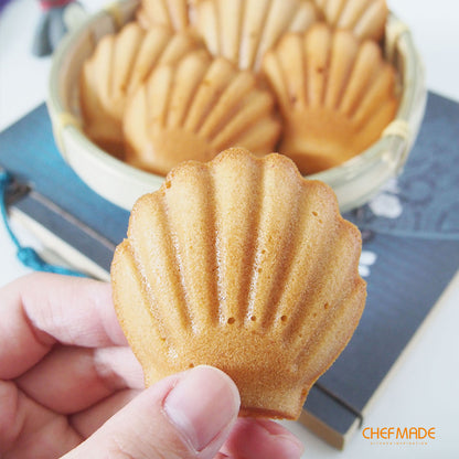 Madeline Cake Pan Scallop-Shaped 12 Well